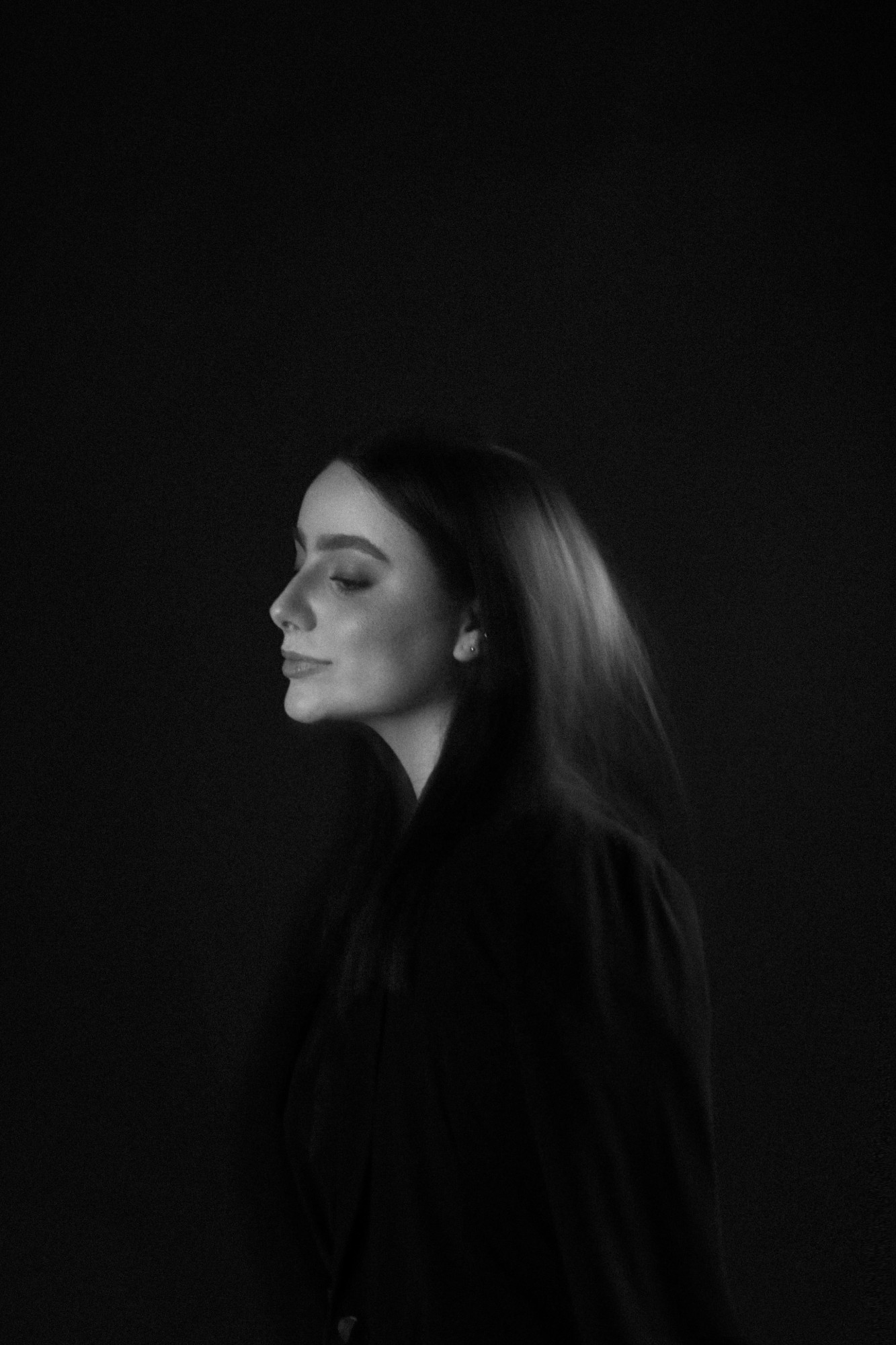 Ana Candreva, retrato de perfil em preto e branco