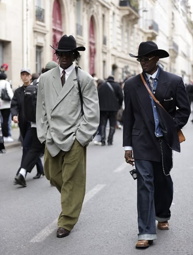 Street style — dupla de chapéus